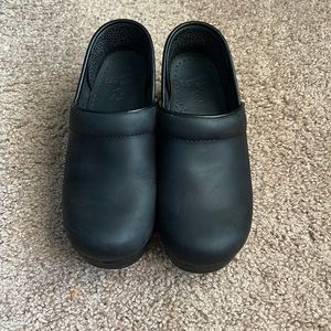 Dansko Professional Black Leather Clogs. ONLY WORN ONCE. Size 37 (7)